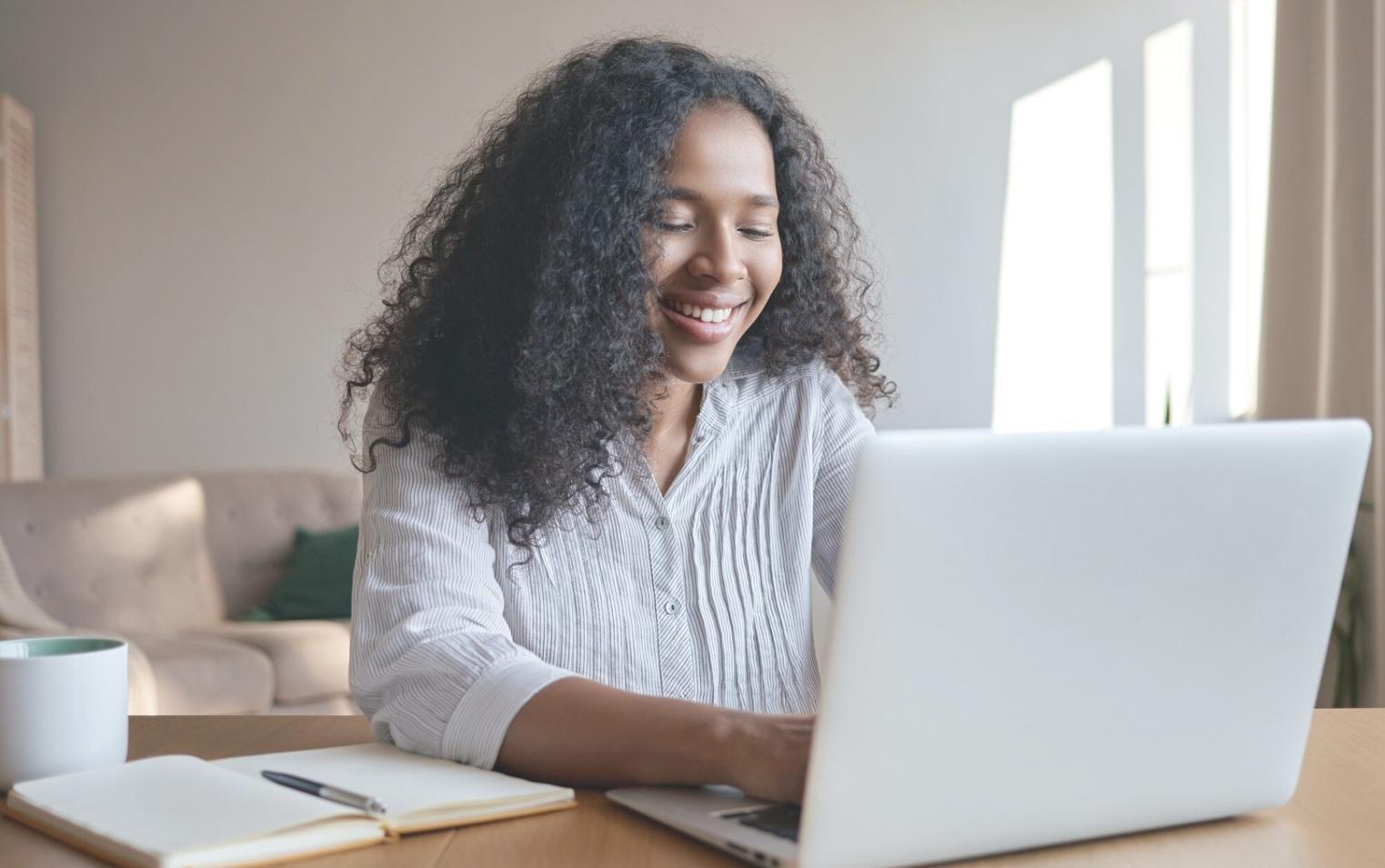 Espacio de trabajo de myonarexil en Madrid con materiales educativos financieros